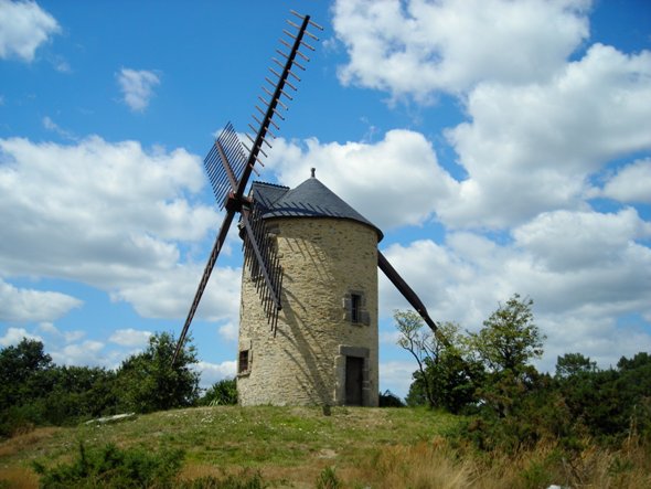 Un deuxime moulin tour sur la Butte aux 5 moulins, restaur, avec des ailes  toiles