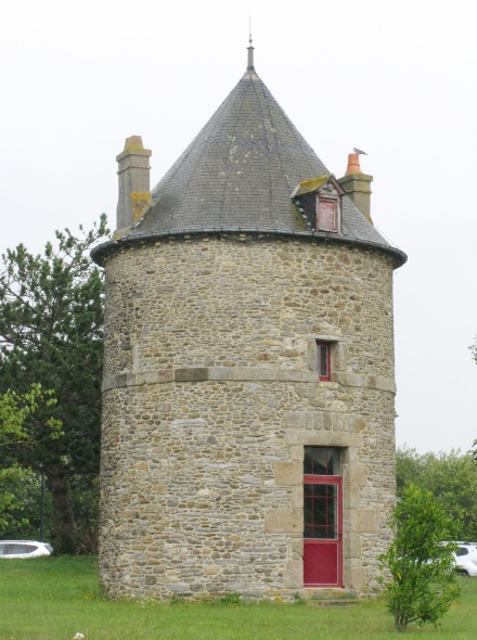 Ancien moulin sur rond point à St Jouan des Guérêts