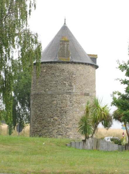 Ancien moulin sur rond point à St Jouan des Guérêts