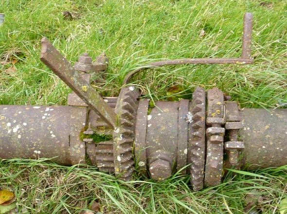Ancien arbre du systme Berton dpos du moulin de la Selle
