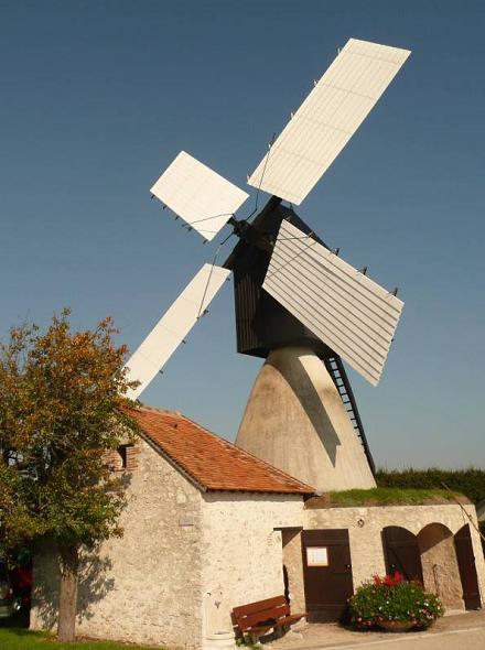 Le moulin St Jacques avec ses ailes déployées