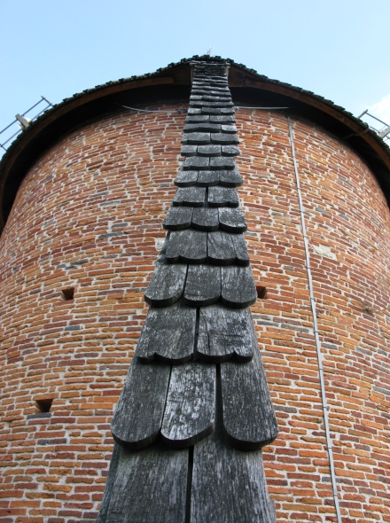 La queue du moulin permettant son placement face au vent, recouverte d'essentes de bois