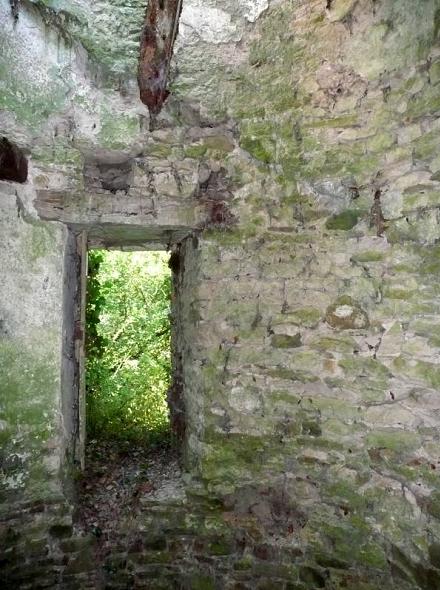 Intrieur de la tour en ruines