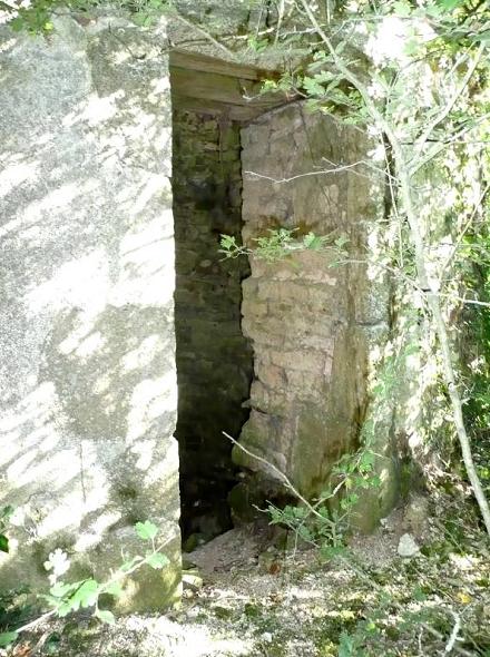 Entre du moulin en ruines