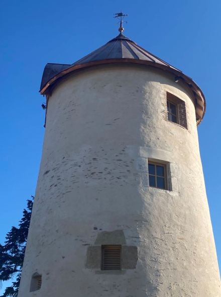 La tour du moulin rnove attend ses ailes