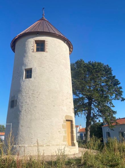 La tour du moulin rnove attend ses ailes