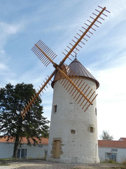 Le moulin de St Mathurin avec ses nouvelles ailes