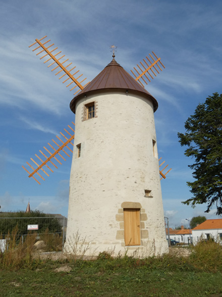 Le moulin de St Mathurin avec ses nouvelles ailes