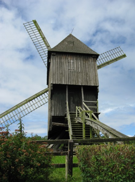 Vue de l'arrire du moulin, l'escalier et le guivre