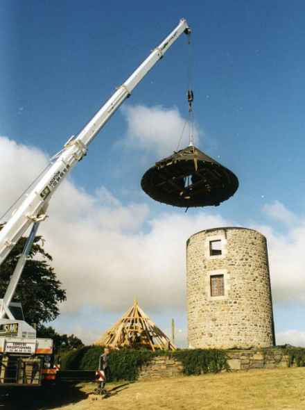 Pose de la charpente  l'aide d'une grue