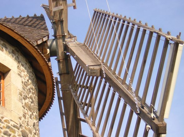 Les ailes flambant neuf du moulin, le 9 avril 2004