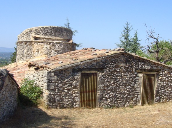 Un 4e moulin trnasform en pigeonnier en contrebas des 3 autres