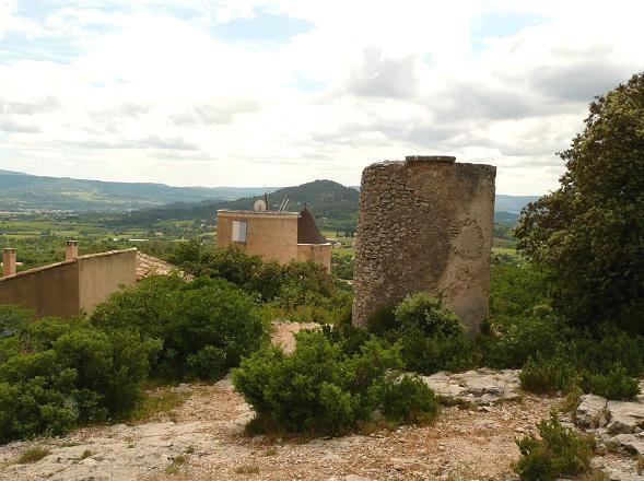 Les 3 moulins de St Saturnin les Apt, en enfilade