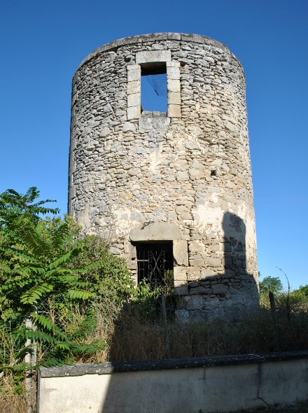 Ancien moulin tour  ct de l'office du tourisme - St Savin