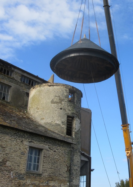 Montage du nouveau toit par une grue en juin 2021