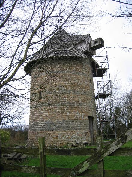 Moulin de Surtainville avec son toit neuf et l'arbre en attente d'ailes.