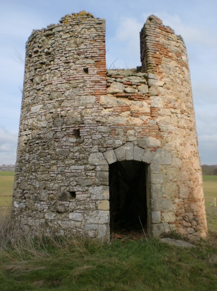 Un second moulin en briques, en ruines, qui n'a pas tout  fait la mem forme que le premier 