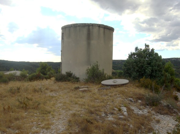 Moulin de Valliguires et une meule 