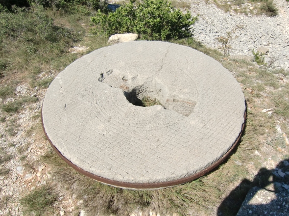 Une ancienne meule du moulin