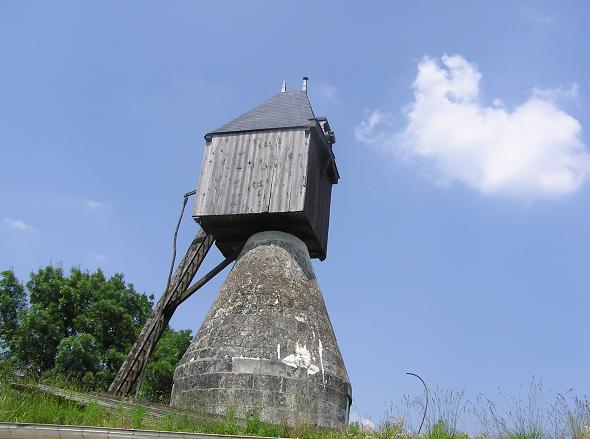 Le moulin priv d'ailes suite au forts coups de vent du 2 juin 2008 au soir