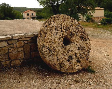 Ancienne meule du moulin,  l'extrieur