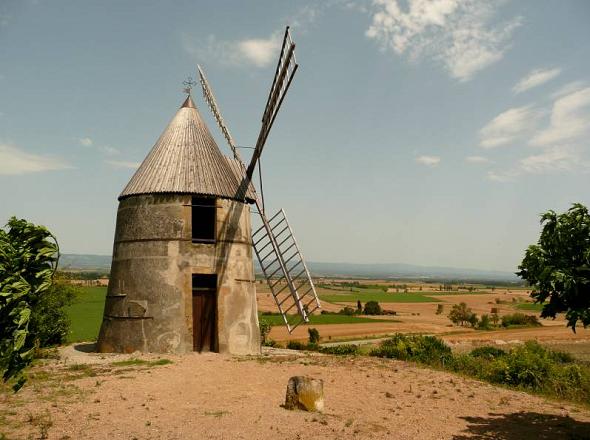 Le moulin Roques avec ses ailes rénovées