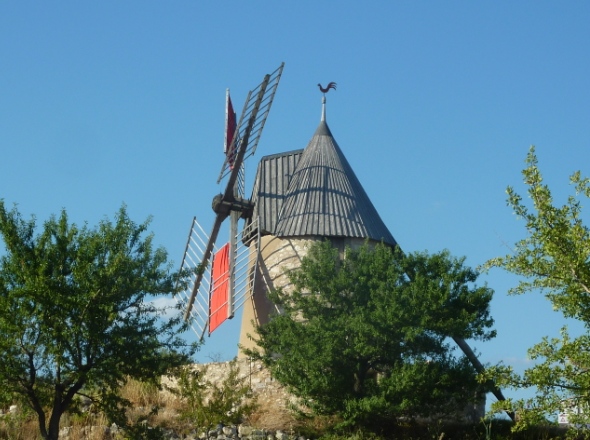Le moulin entoilé en rouge