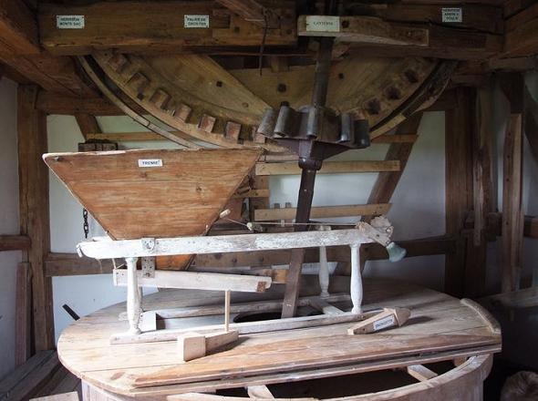 Mécanisme du moulin (rouet - hérisson -trémie - cage des meules - outils pour rhabiller la meule)