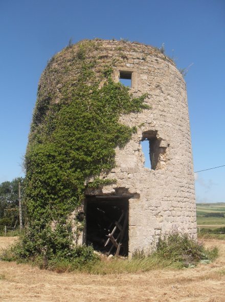 Ancien moulin � Beuvrequen