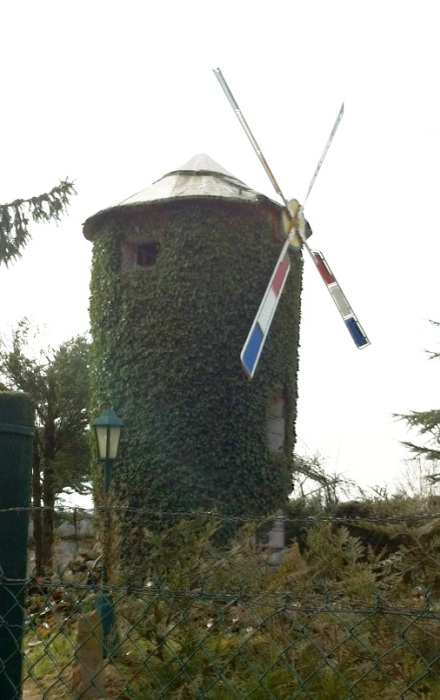 Moulin dans un jardin  Boissy l'Aillerie