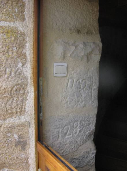Dates inscrites dans la pierre près de la porte : 1728 et 1732