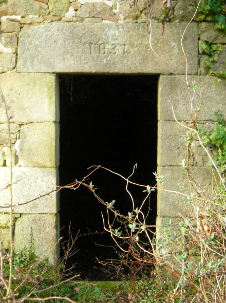 La porte d'entre du moulin avec la date grave sur le linteau