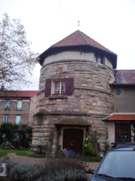 Ancien moulin  Carrires sur Seine, autre vue