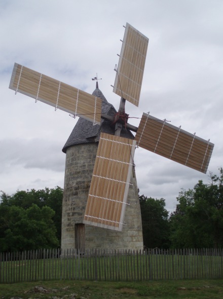 Le moulin de Cercles avec ses ailes Berton déployées