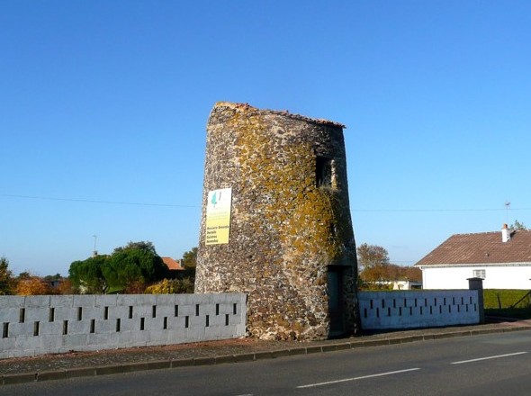Ancien moulin à Cersay, de loin