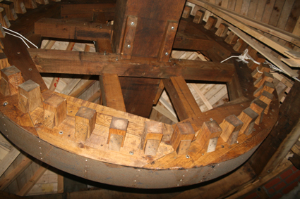 L'arbre moteur qui entra�ne le rouet, sous le toit.