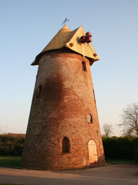 Le moulin de Courcelles l�s Lens avec son toit tout neuf