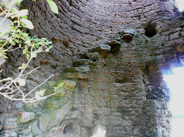 Intrieur du moulin de la Garde - Forges, escalier en pierre