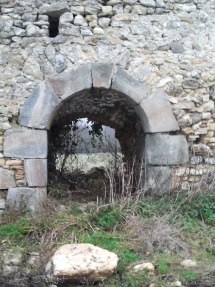 Les deux portes opposes du moulin de Boyauville