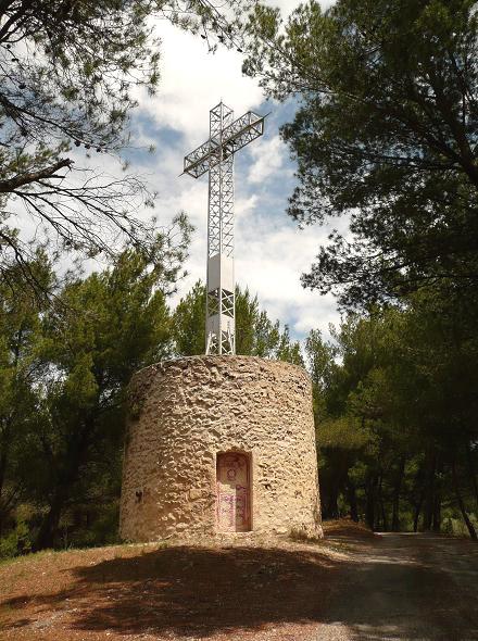 Ancien moulin surmont d'un crucifix