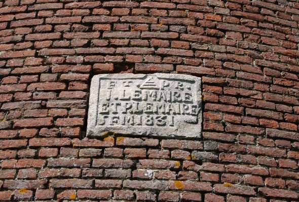Plaque appos�e sur la tour en briqes, date 1831 ?