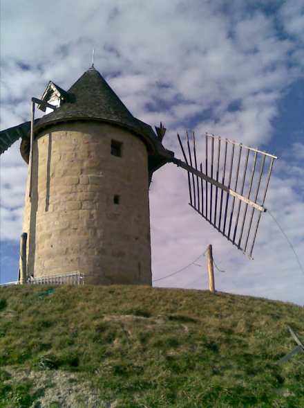 Le moulin abîmé par la tempête, à présent réparé.