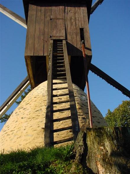 Escalier (queue) du moulin servant  l'orienter face au vent, et hucherolle