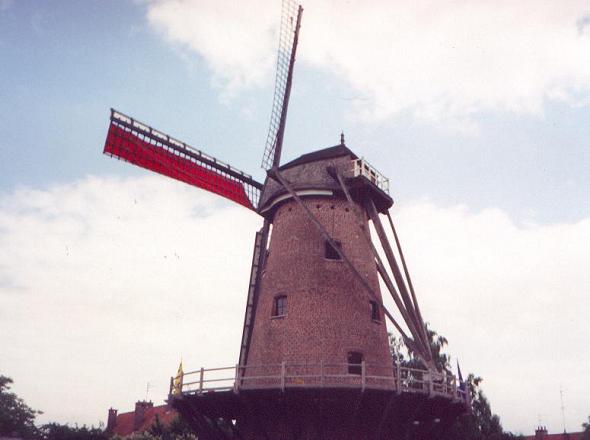 Halluin - moulin tour tronconique  galerie - ailes dissymtriques flamandes