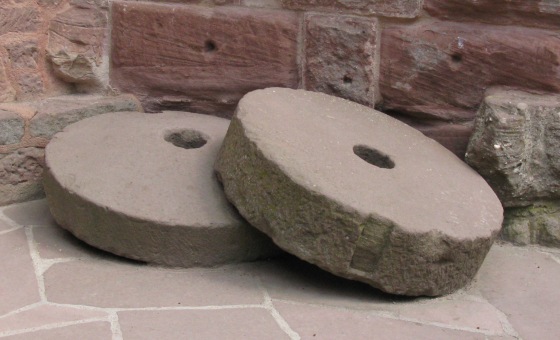 Les meules du moulin dans la cour en début de visite