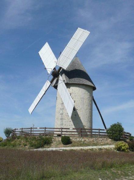 Le moulin avec ses ailes déployées