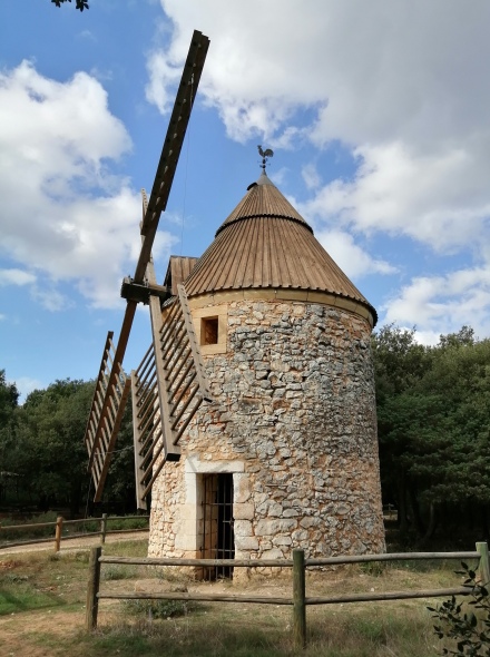 Moulin restauré à La Capelle et Mesmolène, de l'autre côté