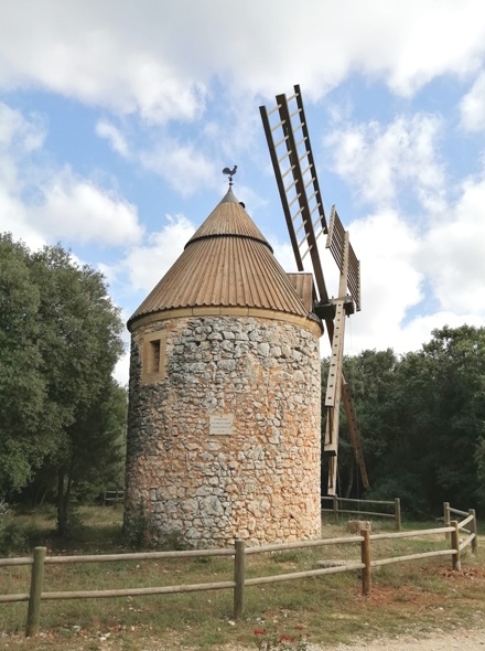 Moulin restauré à La Capelle et Mesmolène, de côté