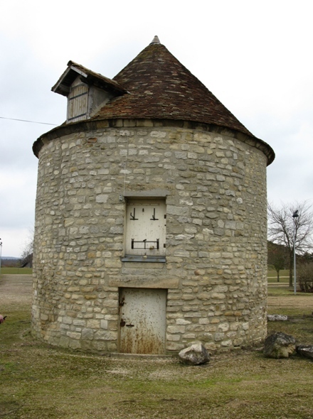 Unique porte et fentre de l'ancien moulin des Mureaux