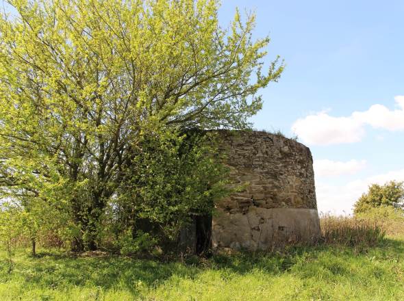 Ancien moulin du Mont Juillet  quelques mtres de l'autre transform en chapelle